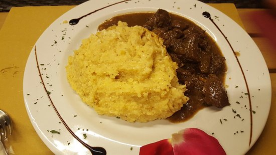 Stracotto di cervo con polenta