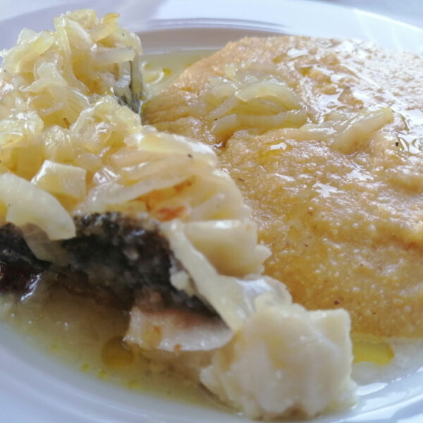 Merluzzo cipolle e polenta