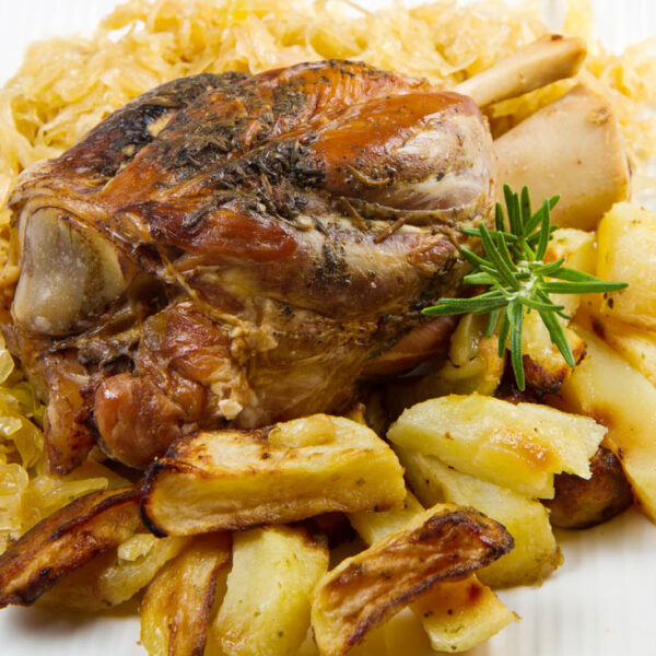 Stinco alla birra con patate e crauti